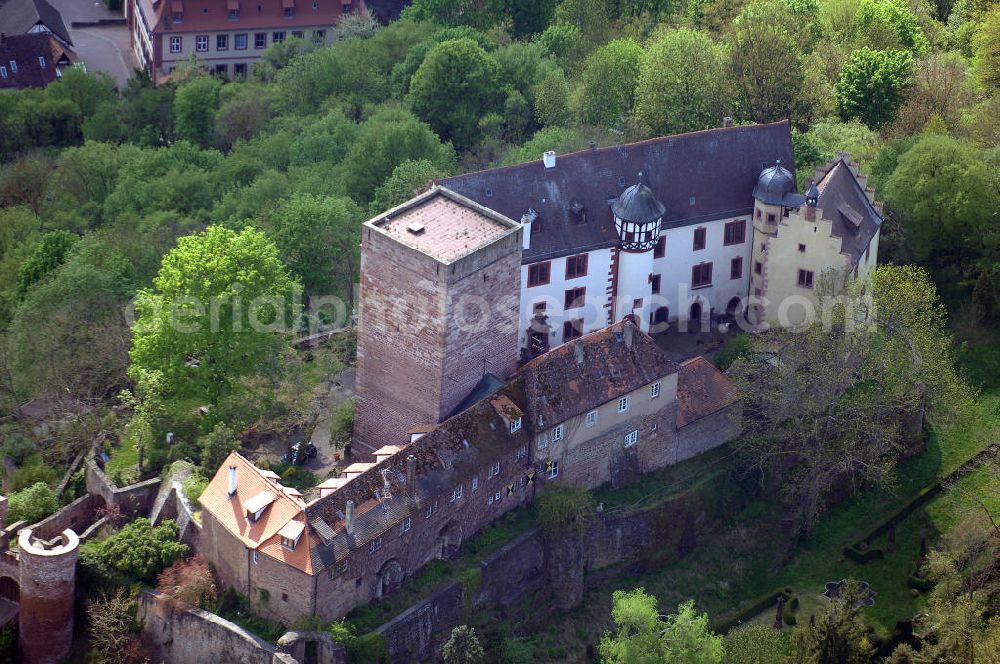 GAMBURG from above - Die Burg Gamburg ist eine Burg bei Gamburg, einem Ortsteil der Gemeinde Werbach, im Main-Tauber-Kreis in Baden-Württemberg. Die Spornburg befindet sich direkt über Gamburg auf einem Bergsporn überhalb der Tauber.Die Burg ist im Privatbesitz und wird bewohnt. Die Burg wurde im 12. Jahrhundert von den Bischöfen von Mainz erbaut, erstmals 1157 als „castrum gamburc“ erwähnt und geht als Mainzer Lehen in den Besitz der Herren von Gamburg. Weitere Besitzer waren Eberhard Rüdt von Collenberg (1546) und Graf von Ingelheim (ab 1701). Seit 1982 ist die Burg im Besitz der Familie Mallinckrodt.Die Burganlage mit ovalem Grundriss besteht aus einem staufischen Bergfried mit einer Grundfläche von 10 x 10 Metern und einer Mauerstärke von 3 Metern, einer romanischen Bausubstanz, Palas mit spätromanischer Ausmalung, Wehrmauern, Tor mit zwei runden Ecktürmen, Halsgraben und einer ovalen Zwingeranlage. Früher befand sich im Palas eine Kapelle.