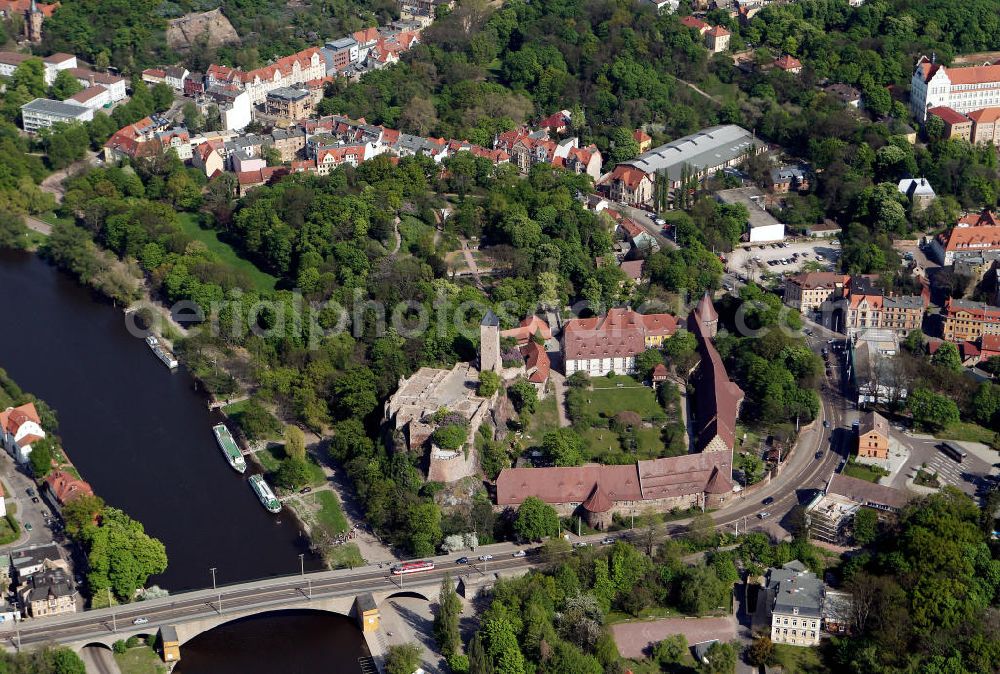 Halle / Saale from the bird's eye view: Blick auf die Burg Giebichenstein in Halle (Saale) an der Strasse der Romanik. Die Stadt Halle erwarb 1906 die Burgruine, und machte die seit 1966 als Architekturmuseum dienende Burg der Öffentlichkeit zugänglich. Nach 1919 erfolgte der Ausbau zu einer Kunstgewerbeschule, ab 1958 Hochschule für industrielle Formgestaltung, seit 1990 Hochschule für Kunst und Design. View of the Castle Giebichenstein in Halle (Saale).