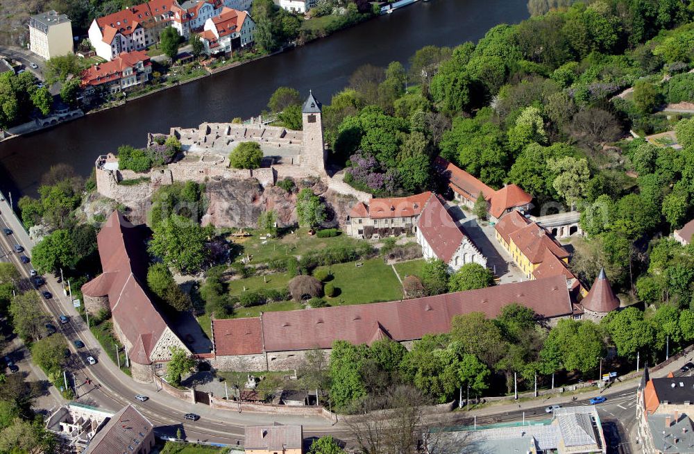 Aerial image Halle / Saale - Blick auf die Burg Giebichenstein in Halle (Saale) an der Strasse der Romanik. Die Stadt Halle erwarb 1906 die Burgruine, und machte die seit 1966 als Architekturmuseum dienende Burg der Öffentlichkeit zugänglich. Nach 1919 erfolgte der Ausbau zu einer Kunstgewerbeschule, ab 1958 Hochschule für industrielle Formgestaltung, seit 1990 Hochschule für Kunst und Design. View of the Castle Giebichenstein in Halle (Saale).