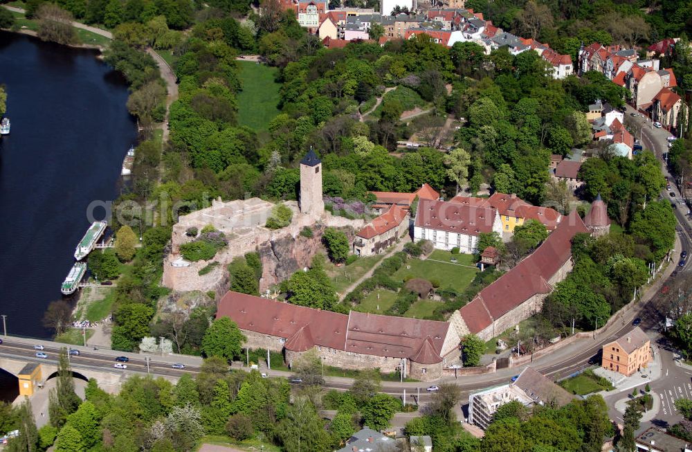 Aerial photograph Halle / Saale - Blick auf die Burg Giebichenstein in Halle (Saale) an der Strasse der Romanik. Die Stadt Halle erwarb 1906 die Burgruine, und machte die seit 1966 als Architekturmuseum dienende Burg der Öffentlichkeit zugänglich. Nach 1919 erfolgte der Ausbau zu einer Kunstgewerbeschule, ab 1958 Hochschule für industrielle Formgestaltung, seit 1990 Hochschule für Kunst und Design. View of the Castle Giebichenstein in Halle (Saale).