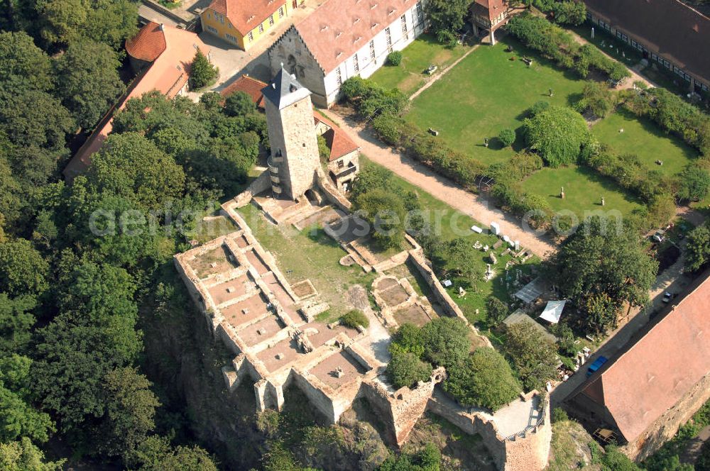 Halle (Saale) from above - Strasse der Romanik: Die Stadt Halle erwarb 1906 die Burgruine, und machte die seit 1966 als Architekturmuseum dienende Burg der Öffentlichkeit zugänglich. Nach 1919 erfolgte der Ausbau zu einer Kunstgewerbeschule, ab 1958 Hochschule für industrielle Formgestaltung, seit 1990 Hochschule für Kunst und Design.