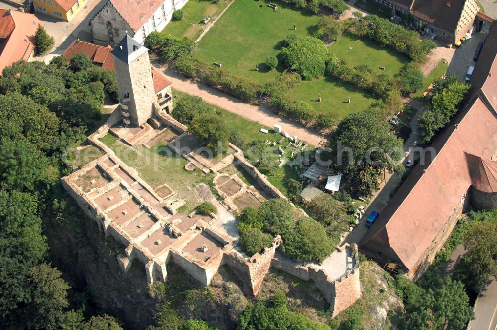 Aerial photograph Halle (Saale) - Strasse der Romanik: Die Stadt Halle erwarb 1906 die Burgruine, und machte die seit 1966 als Architekturmuseum dienende Burg der Öffentlichkeit zugänglich. Nach 1919 erfolgte der Ausbau zu einer Kunstgewerbeschule, ab 1958 Hochschule für industrielle Formgestaltung, seit 1990 Hochschule für Kunst und Design.