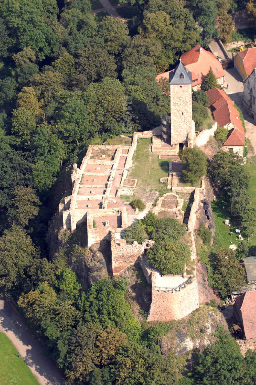 Halle (Saale) from the bird's eye view: Strasse der Romanik: Die Stadt Halle erwarb 1906 die Burgruine, und machte die seit 1966 als Architekturmuseum dienende Burg der Öffentlichkeit zugänglich. Nach 1919 erfolgte der Ausbau zu einer Kunstgewerbeschule, ab 1958 Hochschule für industrielle Formgestaltung, seit 1990 Hochschule für Kunst und Design.