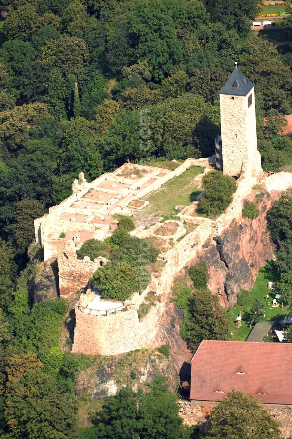 Aerial image Halle (Saale) - Strasse der Romanik: Die Stadt Halle erwarb 1906 die Burgruine, und machte die seit 1966 als Architekturmuseum dienende Burg der Öffentlichkeit zugänglich. Nach 1919 erfolgte der Ausbau zu einer Kunstgewerbeschule, ab 1958 Hochschule für industrielle Formgestaltung, seit 1990 Hochschule für Kunst und Design.