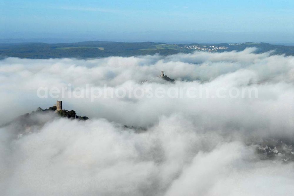 Aerial image Krofdorf-Gleiberg - Die Burg Gleiberg mit dem umgebenden Dorf Gleiberg ist ein namensgebender Teil von Krofdorf-Gleiberg und gehört zur Gemeinde Wettenberg im Kreis Gießen. Die Burg besteht aus zwei Teilen: der Ober- und der Unterburg. Der Unterschied liegt nicht in der Lage, sondern im Zeitraum der Errichtung. Die Unterburg wurde 600 Jahre nach der Oberburg hochgezogen. Telefon: 0641 83428;