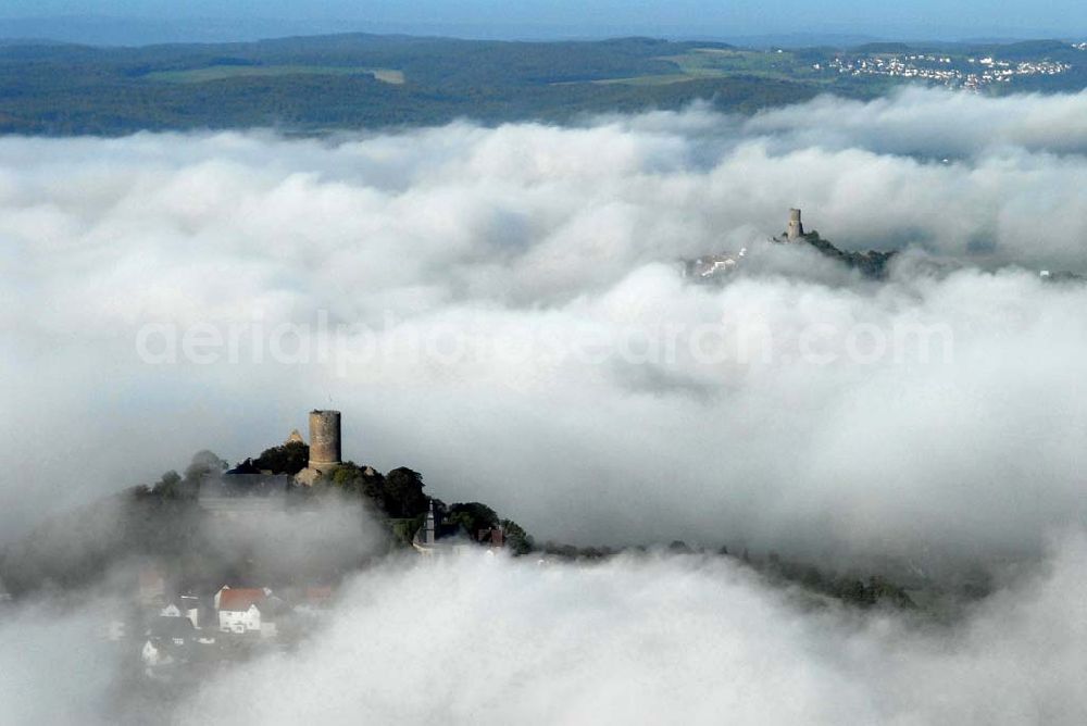 Aerial photograph Krofdorf-Gleiberg - Die Burg Gleiberg mit dem umgebenden Dorf Gleiberg ist ein namensgebender Teil von Krofdorf-Gleiberg und gehört zur Gemeinde Wettenberg im Kreis Gießen. Die Burg besteht aus zwei Teilen: der Ober- und der Unterburg. Der Unterschied liegt nicht in der Lage, sondern im Zeitraum der Errichtung. Die Unterburg wurde 600 Jahre nach der Oberburg hochgezogen. Telefon: 0641 83428;