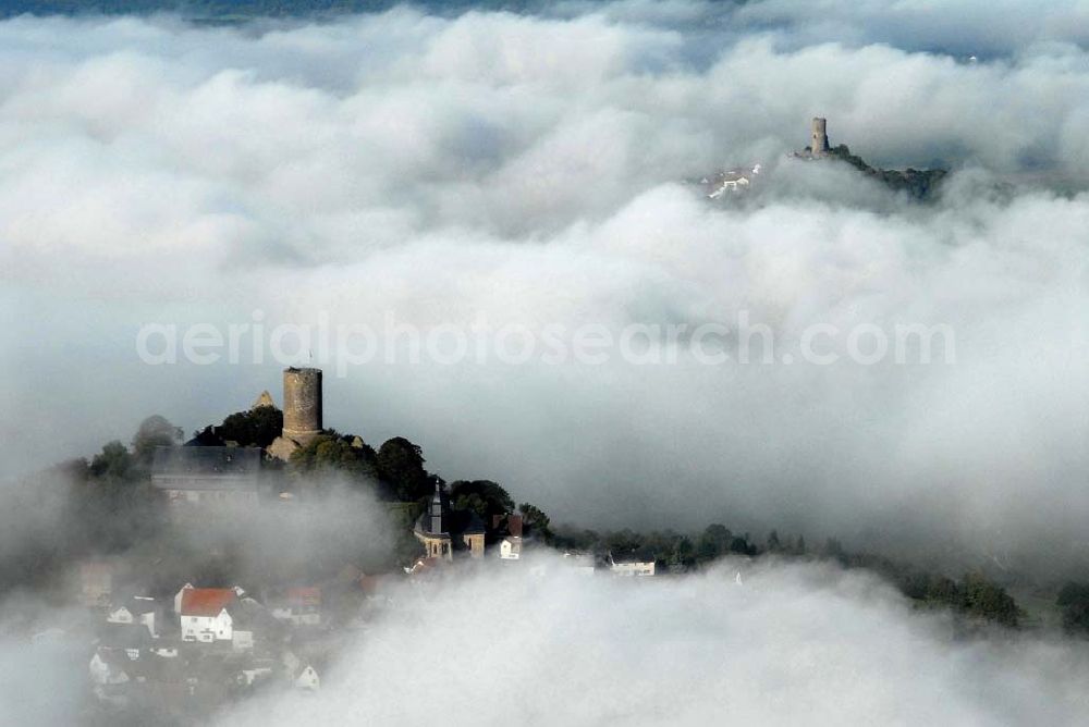 Krofdorf-Gleiberg from above - Die Burg Gleiberg mit dem umgebenden Dorf Gleiberg ist ein namensgebender Teil von Krofdorf-Gleiberg und gehört zur Gemeinde Wettenberg im Kreis Gießen. Die Burg besteht aus zwei Teilen: der Ober- und der Unterburg. Der Unterschied liegt nicht in der Lage, sondern im Zeitraum der Errichtung. Die Unterburg wurde 600 Jahre nach der Oberburg hochgezogen. Telefon: 0641 83428;