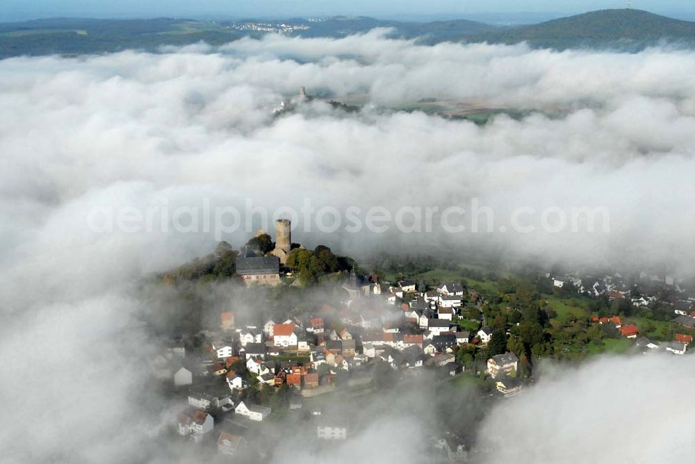 Aerial image Krofdorf-Gleiberg - Die Burg Gleiberg mit dem umgebenden Dorf Gleiberg ist ein namensgebender Teil von Krofdorf-Gleiberg und gehört zur Gemeinde Wettenberg im Kreis Gießen. Die Burg besteht aus zwei Teilen: der Ober- und der Unterburg. Der Unterschied liegt nicht in der Lage, sondern im Zeitraum der Errichtung. Die Unterburg wurde 600 Jahre nach der Oberburg hochgezogen. Telefon: 0641 83428;