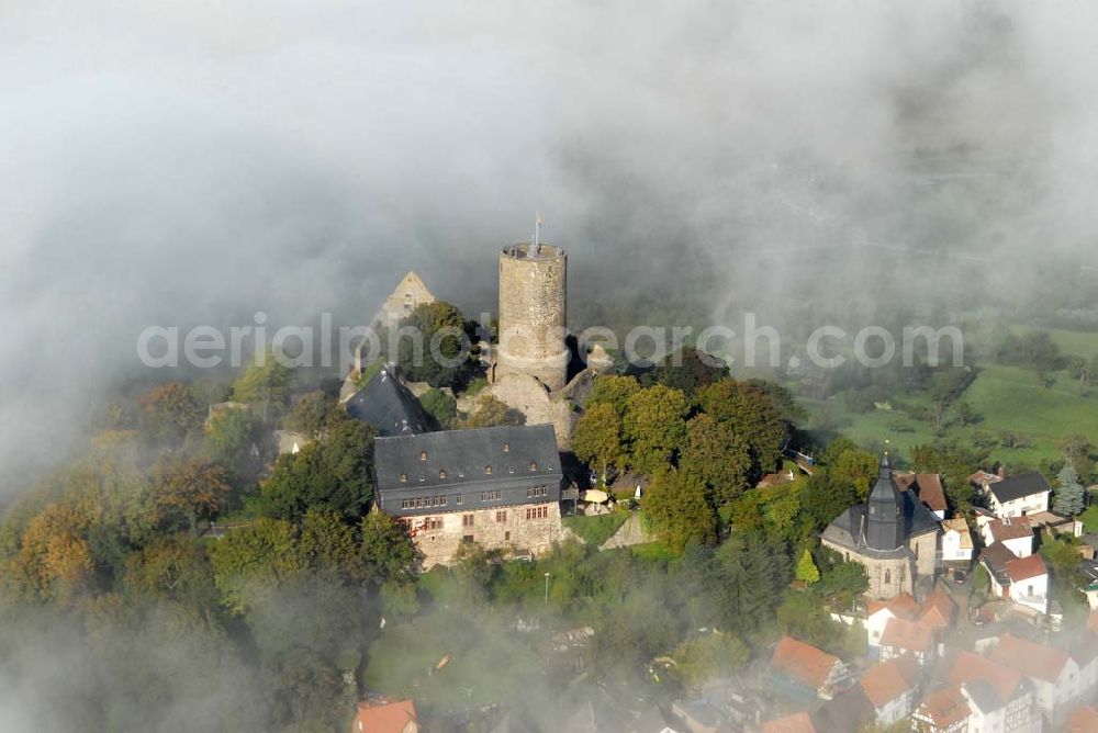 Aerial photograph Krofdorf-Gleiberg - Die Burg Gleiberg mit dem umgebenden Dorf Gleiberg ist ein namensgebender Teil von Krofdorf-Gleiberg und gehört zur Gemeinde Wettenberg im Kreis Gießen. Die Burg besteht aus zwei Teilen: der Ober- und der Unterburg. Der Unterschied liegt nicht in der Lage, sondern im Zeitraum der Errichtung. Die Unterburg wurde 600 Jahre nach der Oberburg hochgezogen. Telefon: 0641 83428;