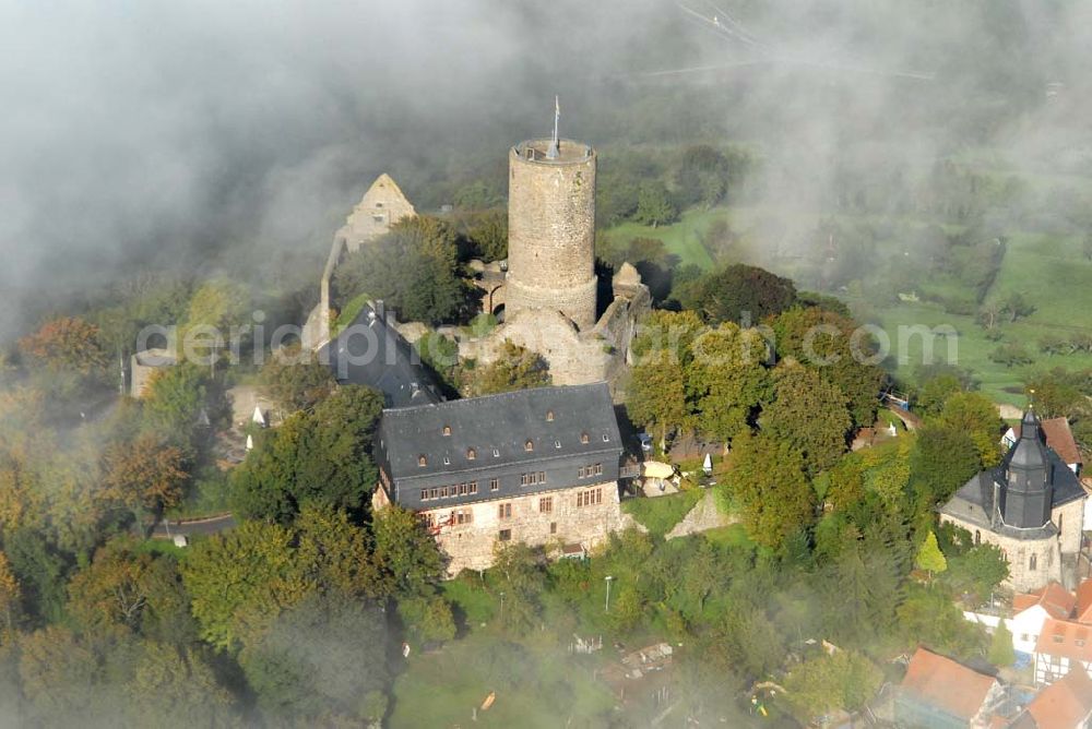 Krofdorf-Gleiberg from above - Die Burg Gleiberg mit dem umgebenden Dorf Gleiberg ist ein namensgebender Teil von Krofdorf-Gleiberg und gehört zur Gemeinde Wettenberg im Kreis Gießen. Die Burg besteht aus zwei Teilen: der Ober- und der Unterburg. Der Unterschied liegt nicht in der Lage, sondern im Zeitraum der Errichtung. Die Unterburg wurde 600 Jahre nach der Oberburg hochgezogen. Telefon: 0641 83428;