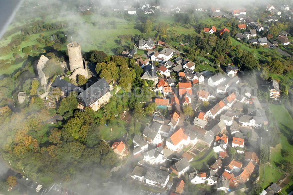 Krofdorf-Gleiberg from the bird's eye view: Die Burg Gleiberg mit dem umgebenden Dorf Gleiberg ist ein namensgebender Teil von Krofdorf-Gleiberg und gehört zur Gemeinde Wettenberg im Kreis Gießen. Die Burg besteht aus zwei Teilen: der Ober- und der Unterburg. Der Unterschied liegt nicht in der Lage, sondern im Zeitraum der Errichtung. Die Unterburg wurde 600 Jahre nach der Oberburg hochgezogen. Telefon: 0641 83428;