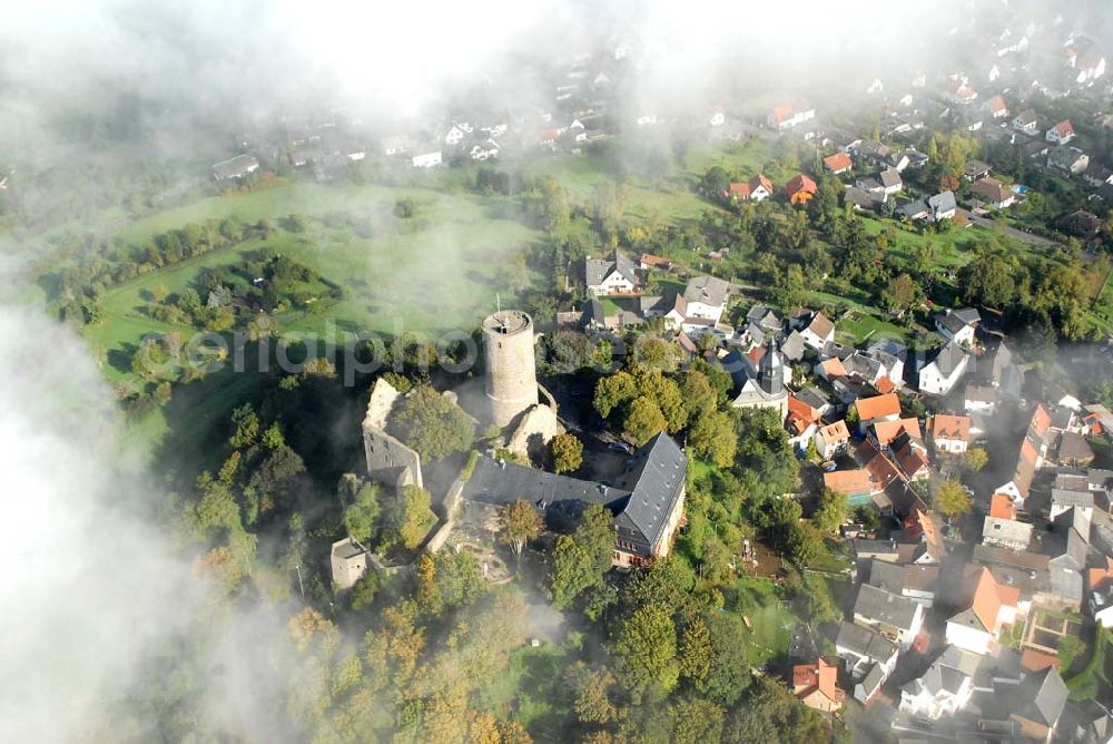 Aerial image Krofdorf-Gleiberg - Die Burg Gleiberg mit dem umgebenden Dorf Gleiberg ist ein namensgebender Teil von Krofdorf-Gleiberg und gehört zur Gemeinde Wettenberg im Kreis Gießen. Die Burg besteht aus zwei Teilen: der Ober- und der Unterburg. Der Unterschied liegt nicht in der Lage, sondern im Zeitraum der Errichtung. Die Unterburg wurde 600 Jahre nach der Oberburg hochgezogen. Telefon: 0641 83428;