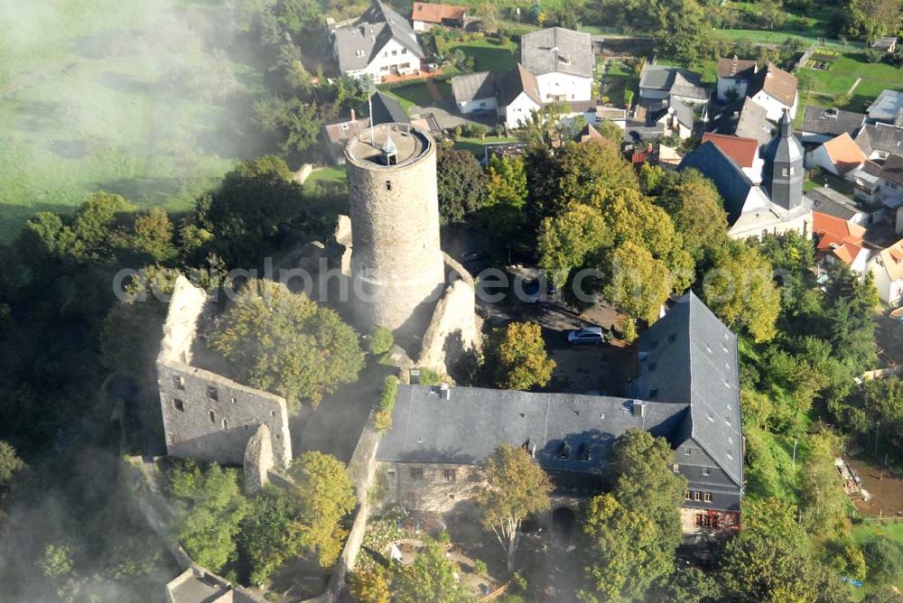 Aerial photograph Krofdorf-Gleiberg - Die Burg Gleiberg mit dem umgebenden Dorf Gleiberg ist ein namensgebender Teil von Krofdorf-Gleiberg und gehört zur Gemeinde Wettenberg im Kreis Gießen. Die Burg besteht aus zwei Teilen: der Ober- und der Unterburg. Der Unterschied liegt nicht in der Lage, sondern im Zeitraum der Errichtung. Die Unterburg wurde 600 Jahre nach der Oberburg hochgezogen. Telefon: 0641 83428;