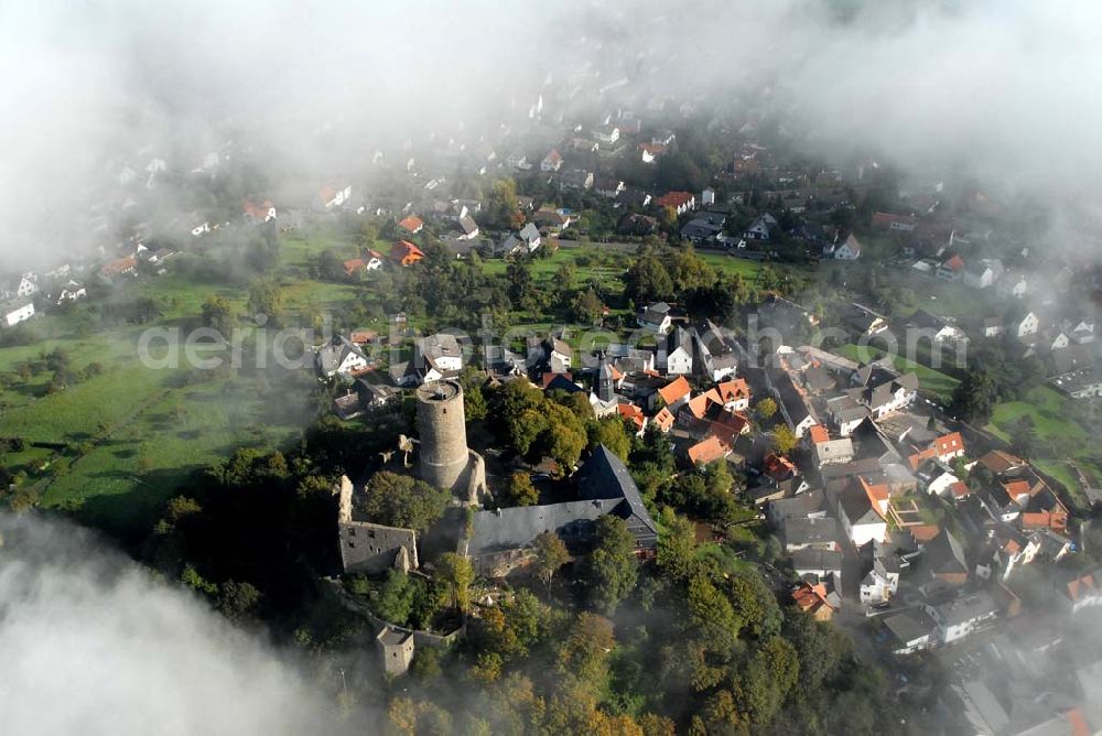 Krofdorf-Gleiberg from above - Die Burg Gleiberg mit dem umgebenden Dorf Gleiberg ist ein namensgebender Teil von Krofdorf-Gleiberg und gehört zur Gemeinde Wettenberg im Kreis Gießen. Die Burg besteht aus zwei Teilen: der Ober- und der Unterburg. Der Unterschied liegt nicht in der Lage, sondern im Zeitraum der Errichtung. Die Unterburg wurde 600 Jahre nach der Oberburg hochgezogen. Telefon: 0641 83428;