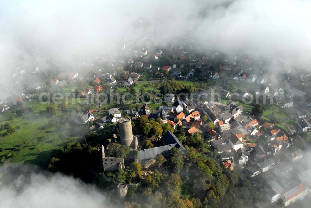 Krofdorf-Gleiberg from the bird's eye view: Die Burg Gleiberg mit dem umgebenden Dorf Gleiberg ist ein namensgebender Teil von Krofdorf-Gleiberg und gehört zur Gemeinde Wettenberg im Kreis Gießen. Die Burg besteht aus zwei Teilen: der Ober- und der Unterburg. Der Unterschied liegt nicht in der Lage, sondern im Zeitraum der Errichtung. Die Unterburg wurde 600 Jahre nach der Oberburg hochgezogen. Telefon: 0641 83428;