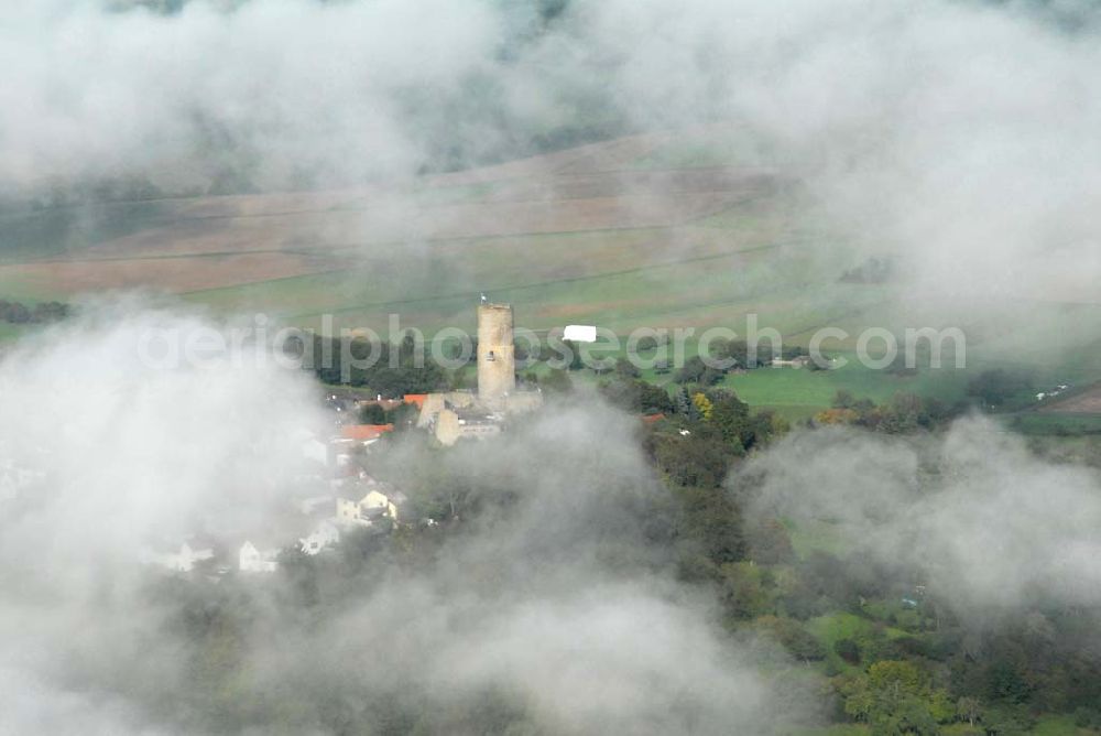 Aerial image Krofdorf-Gleiberg - Die Burg Gleiberg mit dem umgebenden Dorf Gleiberg ist ein namensgebender Teil von Krofdorf-Gleiberg und gehört zur Gemeinde Wettenberg im Kreis Gießen. Die Burg besteht aus zwei Teilen: der Ober- und der Unterburg. Der Unterschied liegt nicht in der Lage, sondern im Zeitraum der Errichtung. Die Unterburg wurde 600 Jahre nach der Oberburg hochgezogen. Telefon: 0641 83428;