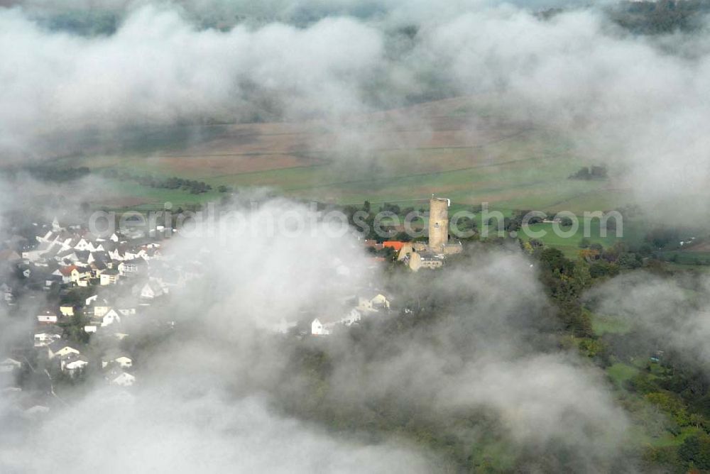 Aerial photograph Krofdorf-Gleiberg - Die Burg Gleiberg mit dem umgebenden Dorf Gleiberg ist ein namensgebender Teil von Krofdorf-Gleiberg und gehört zur Gemeinde Wettenberg im Kreis Gießen. Die Burg besteht aus zwei Teilen: der Ober- und der Unterburg. Der Unterschied liegt nicht in der Lage, sondern im Zeitraum der Errichtung. Die Unterburg wurde 600 Jahre nach der Oberburg hochgezogen. Telefon: 0641 83428;