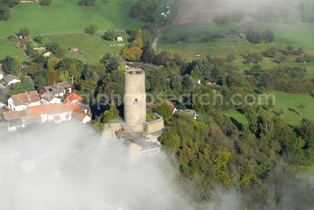 Krofdorf-Gleiberg from above - Die Burg Gleiberg mit dem umgebenden Dorf Gleiberg ist ein namensgebender Teil von Krofdorf-Gleiberg und gehört zur Gemeinde Wettenberg im Kreis Gießen. Die Burg besteht aus zwei Teilen: der Ober- und der Unterburg. Der Unterschied liegt nicht in der Lage, sondern im Zeitraum der Errichtung. Die Unterburg wurde 600 Jahre nach der Oberburg hochgezogen. Telefon: 0641 83428;