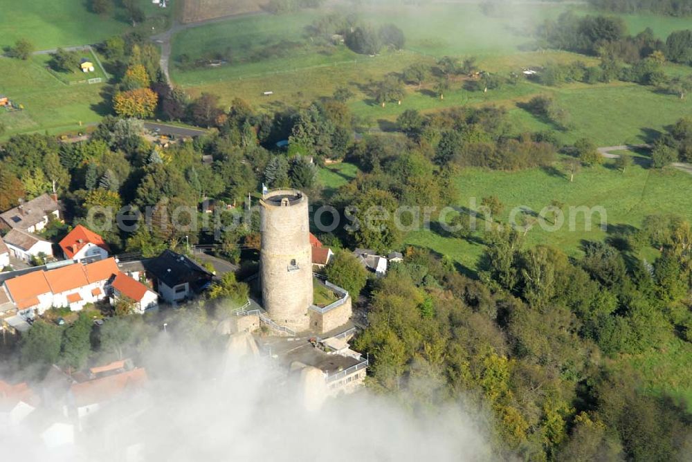 Krofdorf-Gleiberg from the bird's eye view: Die Burg Gleiberg mit dem umgebenden Dorf Gleiberg ist ein namensgebender Teil von Krofdorf-Gleiberg und gehört zur Gemeinde Wettenberg im Kreis Gießen. Die Burg besteht aus zwei Teilen: der Ober- und der Unterburg. Der Unterschied liegt nicht in der Lage, sondern im Zeitraum der Errichtung. Die Unterburg wurde 600 Jahre nach der Oberburg hochgezogen. Telefon: 0641 83428;