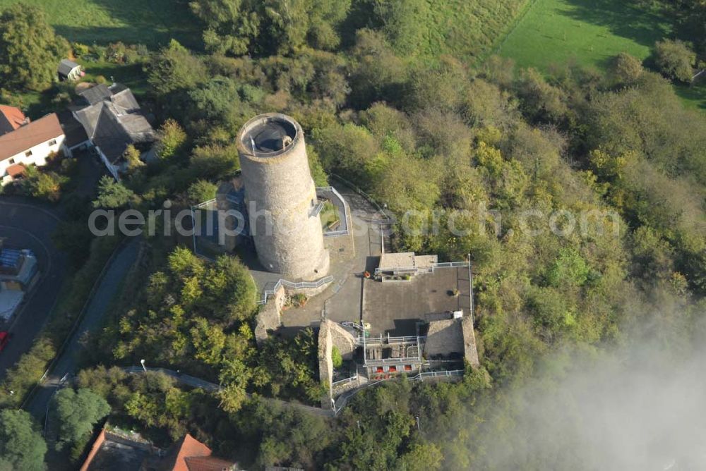 Aerial image Krofdorf-Gleiberg - Die Burg Gleiberg mit dem umgebenden Dorf Gleiberg ist ein namensgebender Teil von Krofdorf-Gleiberg und gehört zur Gemeinde Wettenberg im Kreis Gießen. Die Burg besteht aus zwei Teilen: der Ober- und der Unterburg. Der Unterschied liegt nicht in der Lage, sondern im Zeitraum der Errichtung. Die Unterburg wurde 600 Jahre nach der Oberburg hochgezogen. Telefon: 0641 83428;