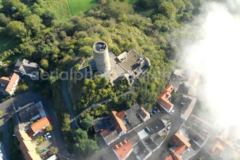 Aerial photograph Krofdorf-Gleiberg - Die Burg Gleiberg mit dem umgebenden Dorf Gleiberg ist ein namensgebender Teil von Krofdorf-Gleiberg und gehört zur Gemeinde Wettenberg im Kreis Gießen. Die Burg besteht aus zwei Teilen: der Ober- und der Unterburg. Der Unterschied liegt nicht in der Lage, sondern im Zeitraum der Errichtung. Die Unterburg wurde 600 Jahre nach der Oberburg hochgezogen. Telefon: 0641 83428;