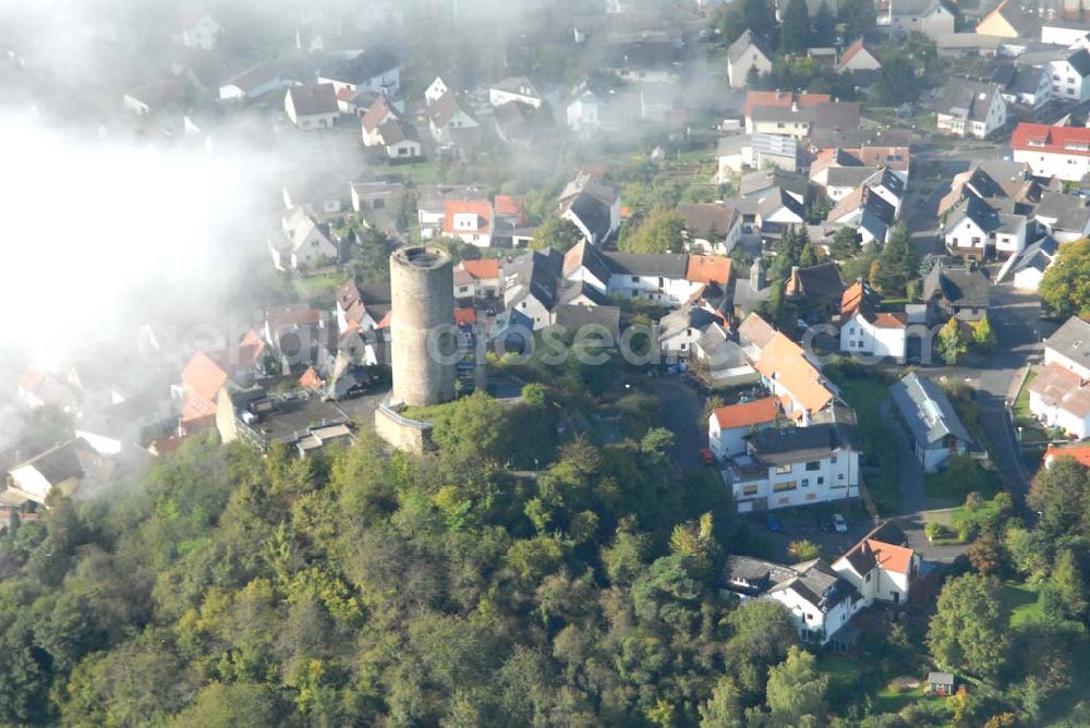 Aerial image Krofdorf-Gleiberg - Die Burg Gleiberg mit dem umgebenden Dorf Gleiberg ist ein namensgebender Teil von Krofdorf-Gleiberg und gehört zur Gemeinde Wettenberg im Kreis Gießen. Die Burg besteht aus zwei Teilen: der Ober- und der Unterburg. Der Unterschied liegt nicht in der Lage, sondern im Zeitraum der Errichtung. Die Unterburg wurde 600 Jahre nach der Oberburg hochgezogen. Telefon: 0641 83428;