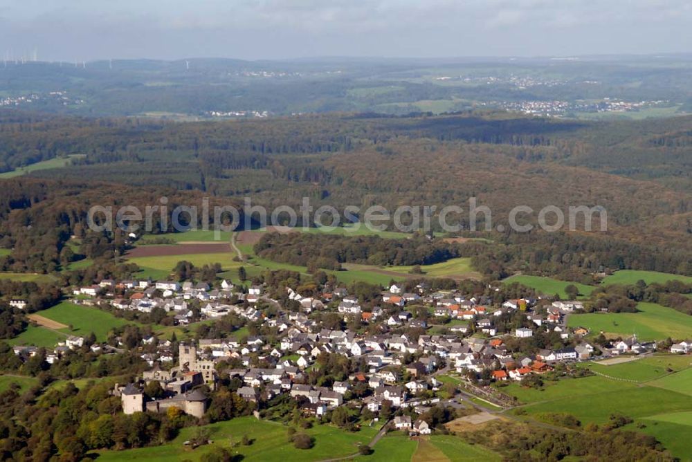 Greifenstein from above - Blick auf die Burg Greifenstein. Sie ent- stand im 12. Jahrhundert und wurde nach ihrer Zerstörung als barockes Schloss wieder aufgebaut. In der Burg befinden sich u.a. das Dorf- und Burgmuseum, das Deutsche Glockenmuseum und das Restaurant Marstall. Kontakt: Greifenstein-Verein e. V., Burg Greifenstein, Doppelkirche, Dorf- und Burgmuseum, Talstraße 19, 35753 Greifenstein; Tel.: (0 64 49) 64 60. Gemeindeverwaltung Greifenstein, Herborner Str. 38, 35753 Greifenstein, Telefon: (0 27 79) / 91 24-0, Telefax: ( 0 27 79) / 91 24 - 40