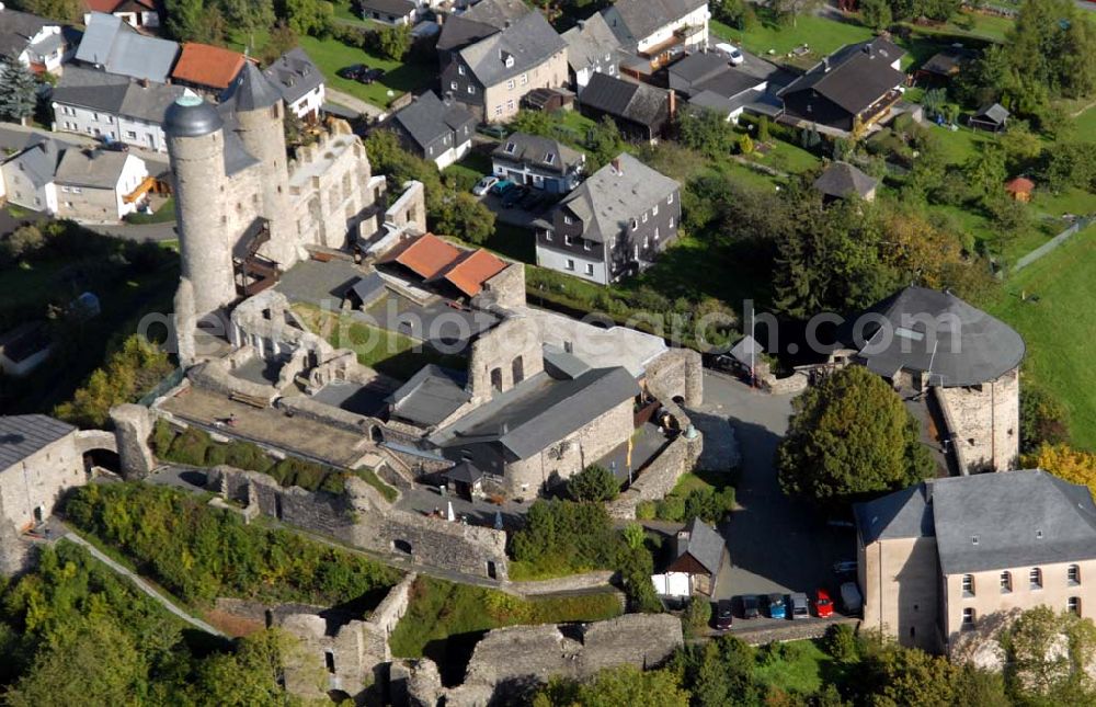 Aerial image Greifenstein - Blick auf die Burg Greifenstein. Sie ent- stand im 12. Jahrhundert und wurde nach ihrer Zerstörung als barockes Schloss wieder aufgebaut. In der Burg befinden sich u.a. das Dorf- und Burgmuseum, das Deutsche Glockenmuseum und das Restaurant Marstall. Kontakt: Greifenstein-Verein e. V., Burg Greifenstein, Doppelkirche, Dorf- und Burgmuseum, Talstraße 19, 35753 Greifenstein; Tel.: (0 64 49) 64 60. Gemeindeverwaltung Greifenstein, Herborner Str. 38, 35753 Greifenstein, Telefon: (0 27 79) / 91 24-0, Telefax: ( 0 27 79) / 91 24 - 40