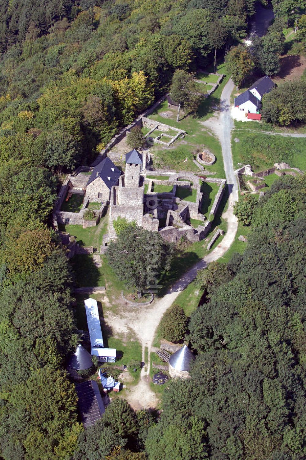 Aerial photograph GRIMBURG - Blick auf die Burg Grimburg. Die Burg Grimburg, auch einfach Grimburg genannt, liegt bei der Ortsgemeinde Grimburg in der Verbandsgemeinde Hermeskeil im Landkreis Trier-Saarburg in Rheinland-Pfalz. Es gilt als sicher dass die Burg schon vor 1190 errichtet worden ist, denn sie wurde während der kriegerischen Auseinan dersetzungen um die Besetzung des Trierer Bischofsstuhles – Trierer Schisma 1183-1190 – zerstört und nach der Ernennung des kaiserlichen Kanzlers Johann zum Trierer Erzbischof (1190-1212) wieder aufgebaut. Kontakt: Burg- und Hexenmuseum, Hauptstraße 16, 54413 Grimburg; Postanschrift: Förderverein Burg Grimburg, 1. Vorsitzender Dittmar Lauer, Wiesplätzchen 9, 54427 Kell am See, Tel. +49 (0)6589 611, +49 (0)170/5880921, Fax +49 (0)6589 1552