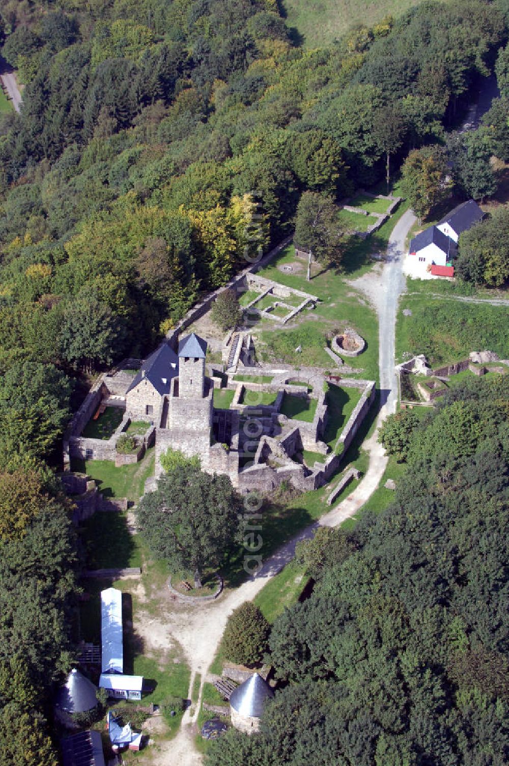 GRIMBURG from above - Blick auf die Burg Grimburg. Die Burg Grimburg, auch einfach Grimburg genannt, liegt bei der Ortsgemeinde Grimburg in der Verbandsgemeinde Hermeskeil im Landkreis Trier-Saarburg in Rheinland-Pfalz. Es gilt als sicher dass die Burg schon vor 1190 errichtet worden ist, denn sie wurde während der kriegerischen Auseinan dersetzungen um die Besetzung des Trierer Bischofsstuhles – Trierer Schisma 1183-1190 – zerstört und nach der Ernennung des kaiserlichen Kanzlers Johann zum Trierer Erzbischof (1190-1212) wieder aufgebaut. Kontakt: Burg- und Hexenmuseum, Hauptstraße 16, 54413 Grimburg; Postanschrift: Förderverein Burg Grimburg, 1. Vorsitzender Dittmar Lauer, Wiesplätzchen 9, 54427 Kell am See, Tel. +49 (0)6589 611, +49 (0)170/5880921, Fax +49 (0)6589 1552