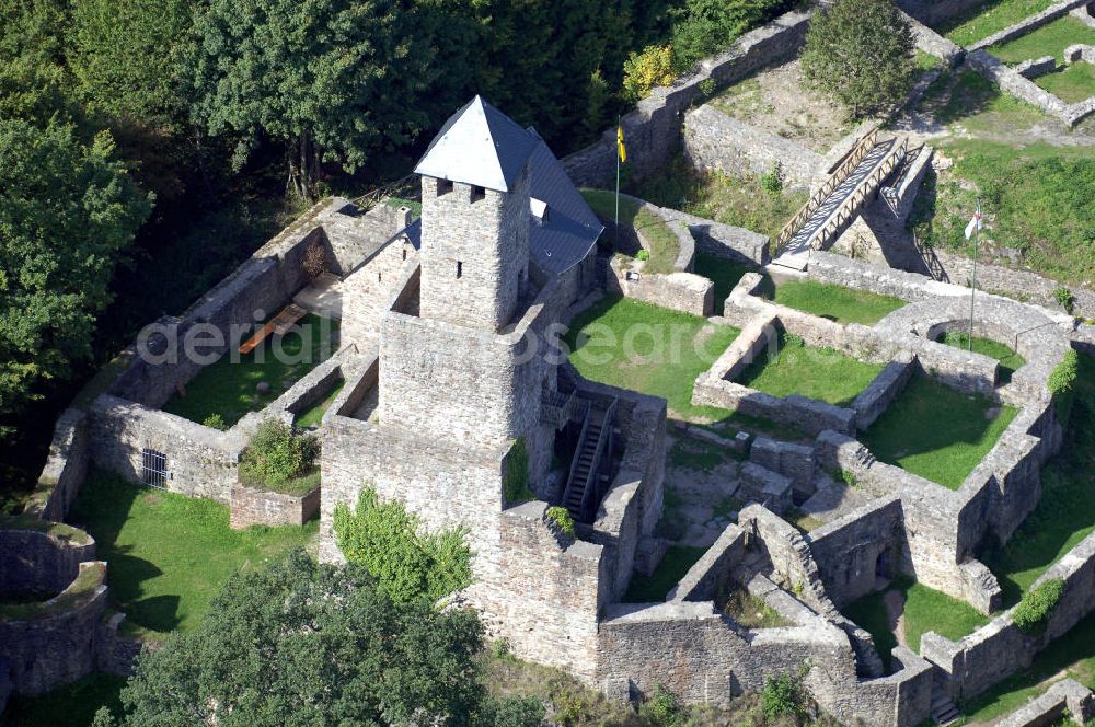 GRIMBURG from the bird's eye view: Blick auf die Burg Grimburg. Die Burg Grimburg, auch einfach Grimburg genannt, liegt bei der Ortsgemeinde Grimburg in der Verbandsgemeinde Hermeskeil im Landkreis Trier-Saarburg in Rheinland-Pfalz. Es gilt als sicher dass die Burg schon vor 1190 errichtet worden ist, denn sie wurde während der kriegerischen Auseinan dersetzungen um die Besetzung des Trierer Bischofsstuhles – Trierer Schisma 1183-1190 – zerstört und nach der Ernennung des kaiserlichen Kanzlers Johann zum Trierer Erzbischof (1190-1212) wieder aufgebaut. Kontakt: Burg- und Hexenmuseum, Hauptstraße 16, 54413 Grimburg; Postanschrift: Förderverein Burg Grimburg, 1. Vorsitzender Dittmar Lauer, Wiesplätzchen 9, 54427 Kell am See, Tel. +49 (0)6589 611, +49 (0)170/5880921, Fax +49 (0)6589 1552