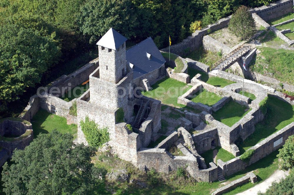 Aerial image GRIMBURG - Blick auf die Burg Grimburg. Die Burg Grimburg, auch einfach Grimburg genannt, liegt bei der Ortsgemeinde Grimburg in der Verbandsgemeinde Hermeskeil im Landkreis Trier-Saarburg in Rheinland-Pfalz. Es gilt als sicher dass die Burg schon vor 1190 errichtet worden ist, denn sie wurde während der kriegerischen Auseinan dersetzungen um die Besetzung des Trierer Bischofsstuhles – Trierer Schisma 1183-1190 – zerstört und nach der Ernennung des kaiserlichen Kanzlers Johann zum Trierer Erzbischof (1190-1212) wieder aufgebaut. Kontakt: Burg- und Hexenmuseum, Hauptstraße 16, 54413 Grimburg; Postanschrift: Förderverein Burg Grimburg, 1. Vorsitzender Dittmar Lauer, Wiesplätzchen 9, 54427 Kell am See, Tel. +49 (0)6589 611, +49 (0)170/5880921, Fax +49 (0)6589 1552