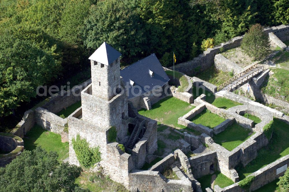 Aerial photograph GRIMBURG - Blick auf die Burg Grimburg. Die Burg Grimburg, auch einfach Grimburg genannt, liegt bei der Ortsgemeinde Grimburg in der Verbandsgemeinde Hermeskeil im Landkreis Trier-Saarburg in Rheinland-Pfalz. Es gilt als sicher dass die Burg schon vor 1190 errichtet worden ist, denn sie wurde während der kriegerischen Auseinan dersetzungen um die Besetzung des Trierer Bischofsstuhles – Trierer Schisma 1183-1190 – zerstört und nach der Ernennung des kaiserlichen Kanzlers Johann zum Trierer Erzbischof (1190-1212) wieder aufgebaut. Kontakt: Burg- und Hexenmuseum, Hauptstraße 16, 54413 Grimburg; Postanschrift: Förderverein Burg Grimburg, 1. Vorsitzender Dittmar Lauer, Wiesplätzchen 9, 54427 Kell am See, Tel. +49 (0)6589 611, +49 (0)170/5880921, Fax +49 (0)6589 1552