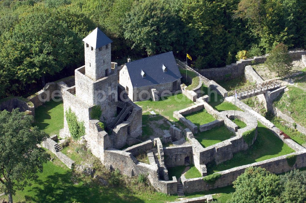 GRIMBURG from above - Blick auf die Burg Grimburg. Die Burg Grimburg, auch einfach Grimburg genannt, liegt bei der Ortsgemeinde Grimburg in der Verbandsgemeinde Hermeskeil im Landkreis Trier-Saarburg in Rheinland-Pfalz. Es gilt als sicher dass die Burg schon vor 1190 errichtet worden ist, denn sie wurde während der kriegerischen Auseinan dersetzungen um die Besetzung des Trierer Bischofsstuhles – Trierer Schisma 1183-1190 – zerstört und nach der Ernennung des kaiserlichen Kanzlers Johann zum Trierer Erzbischof (1190-1212) wieder aufgebaut. Kontakt: Burg- und Hexenmuseum, Hauptstraße 16, 54413 Grimburg; Postanschrift: Förderverein Burg Grimburg, 1. Vorsitzender Dittmar Lauer, Wiesplätzchen 9, 54427 Kell am See, Tel. +49 (0)6589 611, +49 (0)170/5880921, Fax +49 (0)6589 1552