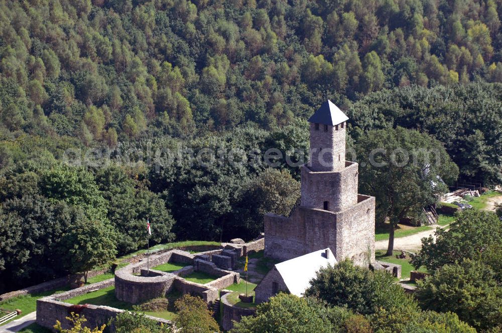 GRIMBURG from the bird's eye view: Blick auf die Burg Grimburg. Die Burg Grimburg, auch einfach Grimburg genannt, liegt bei der Ortsgemeinde Grimburg in der Verbandsgemeinde Hermeskeil im Landkreis Trier-Saarburg in Rheinland-Pfalz. Es gilt als sicher dass die Burg schon vor 1190 errichtet worden ist, denn sie wurde während der kriegerischen Auseinan dersetzungen um die Besetzung des Trierer Bischofsstuhles – Trierer Schisma 1183-1190 – zerstört und nach der Ernennung des kaiserlichen Kanzlers Johann zum Trierer Erzbischof (1190-1212) wieder aufgebaut. Kontakt: Burg- und Hexenmuseum, Hauptstraße 16, 54413 Grimburg; Postanschrift: Förderverein Burg Grimburg, 1. Vorsitzender Dittmar Lauer, Wiesplätzchen 9, 54427 Kell am See, Tel. +49 (0)6589 611, +49 (0)170/5880921, Fax +49 (0)6589 1552