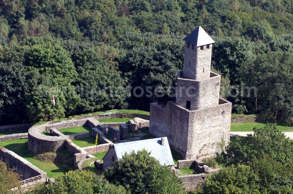 Aerial image GRIMBURG - Blick auf die Burg Grimburg. Die Burg Grimburg, auch einfach Grimburg genannt, liegt bei der Ortsgemeinde Grimburg in der Verbandsgemeinde Hermeskeil im Landkreis Trier-Saarburg in Rheinland-Pfalz. Es gilt als sicher dass die Burg schon vor 1190 errichtet worden ist, denn sie wurde während der kriegerischen Auseinan dersetzungen um die Besetzung des Trierer Bischofsstuhles – Trierer Schisma 1183-1190 – zerstört und nach der Ernennung des kaiserlichen Kanzlers Johann zum Trierer Erzbischof (1190-1212) wieder aufgebaut. Kontakt: Burg- und Hexenmuseum, Hauptstraße 16, 54413 Grimburg; Postanschrift: Förderverein Burg Grimburg, 1. Vorsitzender Dittmar Lauer, Wiesplätzchen 9, 54427 Kell am See, Tel. +49 (0)6589 611, +49 (0)170/5880921, Fax +49 (0)6589 1552