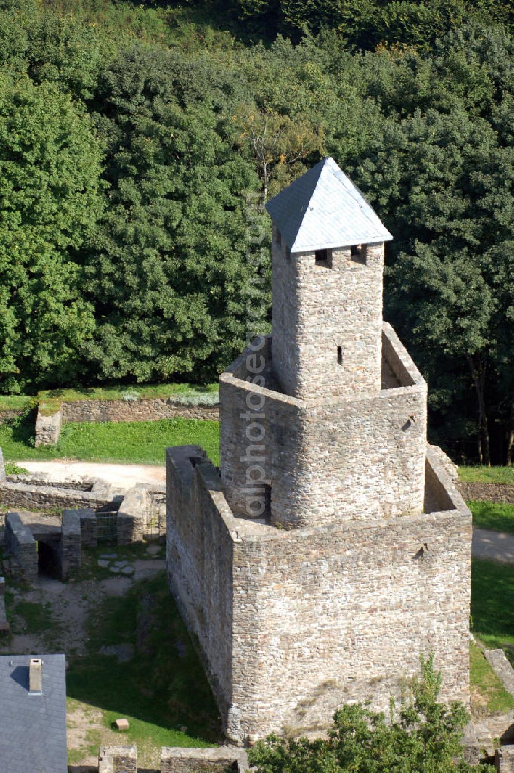 Aerial photograph GRIMBURG - Blick auf die Burg Grimburg. Die Burg Grimburg, auch einfach Grimburg genannt, liegt bei der Ortsgemeinde Grimburg in der Verbandsgemeinde Hermeskeil im Landkreis Trier-Saarburg in Rheinland-Pfalz. Es gilt als sicher dass die Burg schon vor 1190 errichtet worden ist, denn sie wurde während der kriegerischen Auseinan dersetzungen um die Besetzung des Trierer Bischofsstuhles – Trierer Schisma 1183-1190 – zerstört und nach der Ernennung des kaiserlichen Kanzlers Johann zum Trierer Erzbischof (1190-1212) wieder aufgebaut. Kontakt: Burg- und Hexenmuseum, Hauptstraße 16, 54413 Grimburg; Postanschrift: Förderverein Burg Grimburg, 1. Vorsitzender Dittmar Lauer, Wiesplätzchen 9, 54427 Kell am See, Tel. +49 (0)6589 611, +49 (0)170/5880921, Fax +49 (0)6589 1552