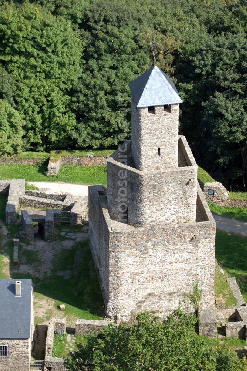 GRIMBURG from above - Blick auf die Burg Grimburg. Die Burg Grimburg, auch einfach Grimburg genannt, liegt bei der Ortsgemeinde Grimburg in der Verbandsgemeinde Hermeskeil im Landkreis Trier-Saarburg in Rheinland-Pfalz. Es gilt als sicher dass die Burg schon vor 1190 errichtet worden ist, denn sie wurde während der kriegerischen Auseinan dersetzungen um die Besetzung des Trierer Bischofsstuhles – Trierer Schisma 1183-1190 – zerstört und nach der Ernennung des kaiserlichen Kanzlers Johann zum Trierer Erzbischof (1190-1212) wieder aufgebaut. Kontakt: Burg- und Hexenmuseum, Hauptstraße 16, 54413 Grimburg; Postanschrift: Förderverein Burg Grimburg, 1. Vorsitzender Dittmar Lauer, Wiesplätzchen 9, 54427 Kell am See, Tel. +49 (0)6589 611, +49 (0)170/5880921, Fax +49 (0)6589 1552