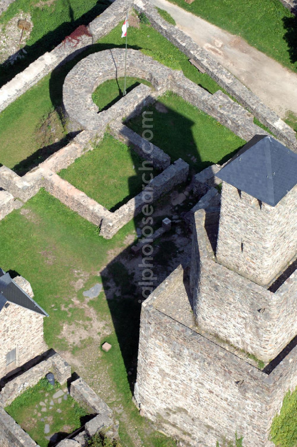 GRIMBURG from the bird's eye view: Blick auf die Burg Grimburg. Die Burg Grimburg, auch einfach Grimburg genannt, liegt bei der Ortsgemeinde Grimburg in der Verbandsgemeinde Hermeskeil im Landkreis Trier-Saarburg in Rheinland-Pfalz. Es gilt als sicher dass die Burg schon vor 1190 errichtet worden ist, denn sie wurde während der kriegerischen Auseinan dersetzungen um die Besetzung des Trierer Bischofsstuhles – Trierer Schisma 1183-1190 – zerstört und nach der Ernennung des kaiserlichen Kanzlers Johann zum Trierer Erzbischof (1190-1212) wieder aufgebaut. Kontakt: Burg- und Hexenmuseum, Hauptstraße 16, 54413 Grimburg; Postanschrift: Förderverein Burg Grimburg, 1. Vorsitzender Dittmar Lauer, Wiesplätzchen 9, 54427 Kell am See, Tel. +49 (0)6589 611, +49 (0)170/5880921, Fax +49 (0)6589 1552