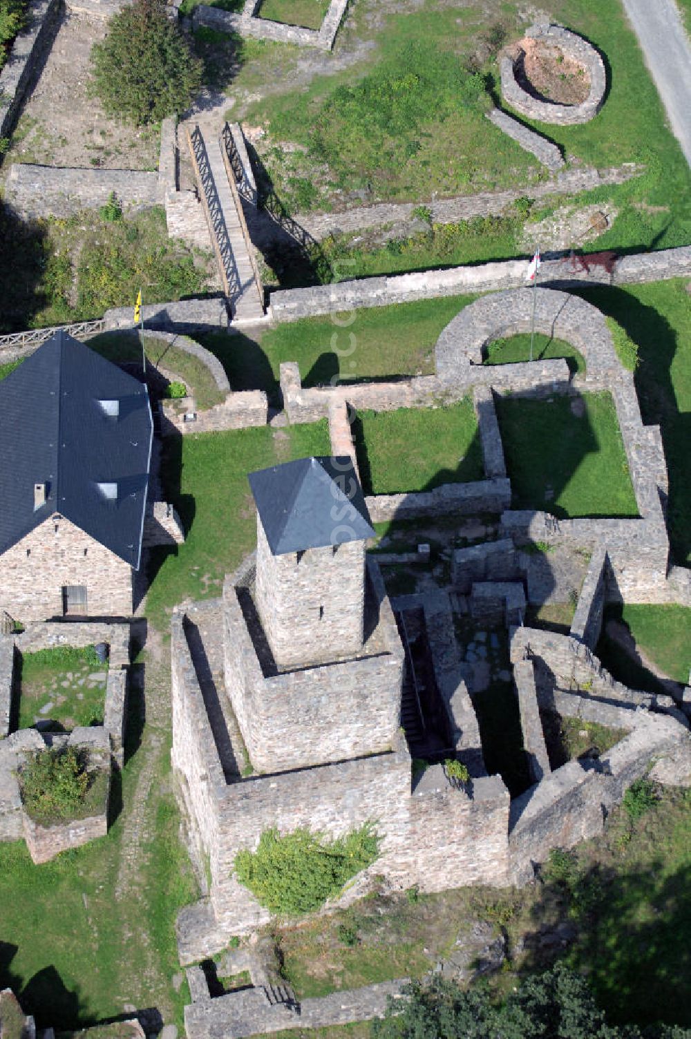 Aerial image GRIMBURG - Blick auf die Burg Grimburg. Die Burg Grimburg, auch einfach Grimburg genannt, liegt bei der Ortsgemeinde Grimburg in der Verbandsgemeinde Hermeskeil im Landkreis Trier-Saarburg in Rheinland-Pfalz. Es gilt als sicher dass die Burg schon vor 1190 errichtet worden ist, denn sie wurde während der kriegerischen Auseinan dersetzungen um die Besetzung des Trierer Bischofsstuhles – Trierer Schisma 1183-1190 – zerstört und nach der Ernennung des kaiserlichen Kanzlers Johann zum Trierer Erzbischof (1190-1212) wieder aufgebaut. Kontakt: Burg- und Hexenmuseum, Hauptstraße 16, 54413 Grimburg; Postanschrift: Förderverein Burg Grimburg, 1. Vorsitzender Dittmar Lauer, Wiesplätzchen 9, 54427 Kell am See, Tel. +49 (0)6589 611, +49 (0)170/5880921, Fax +49 (0)6589 1552