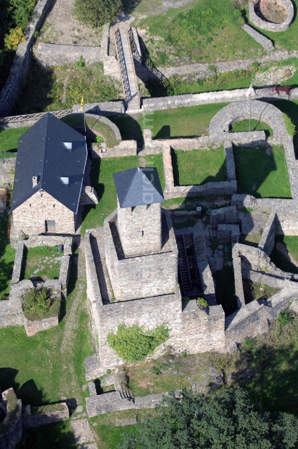 Aerial photograph GRIMBURG - Blick auf die Burg Grimburg. Die Burg Grimburg, auch einfach Grimburg genannt, liegt bei der Ortsgemeinde Grimburg in der Verbandsgemeinde Hermeskeil im Landkreis Trier-Saarburg in Rheinland-Pfalz. Es gilt als sicher dass die Burg schon vor 1190 errichtet worden ist, denn sie wurde während der kriegerischen Auseinan dersetzungen um die Besetzung des Trierer Bischofsstuhles – Trierer Schisma 1183-1190 – zerstört und nach der Ernennung des kaiserlichen Kanzlers Johann zum Trierer Erzbischof (1190-1212) wieder aufgebaut. Kontakt: Burg- und Hexenmuseum, Hauptstraße 16, 54413 Grimburg; Postanschrift: Förderverein Burg Grimburg, 1. Vorsitzender Dittmar Lauer, Wiesplätzchen 9, 54427 Kell am See, Tel. +49 (0)6589 611, +49 (0)170/5880921, Fax +49 (0)6589 1552