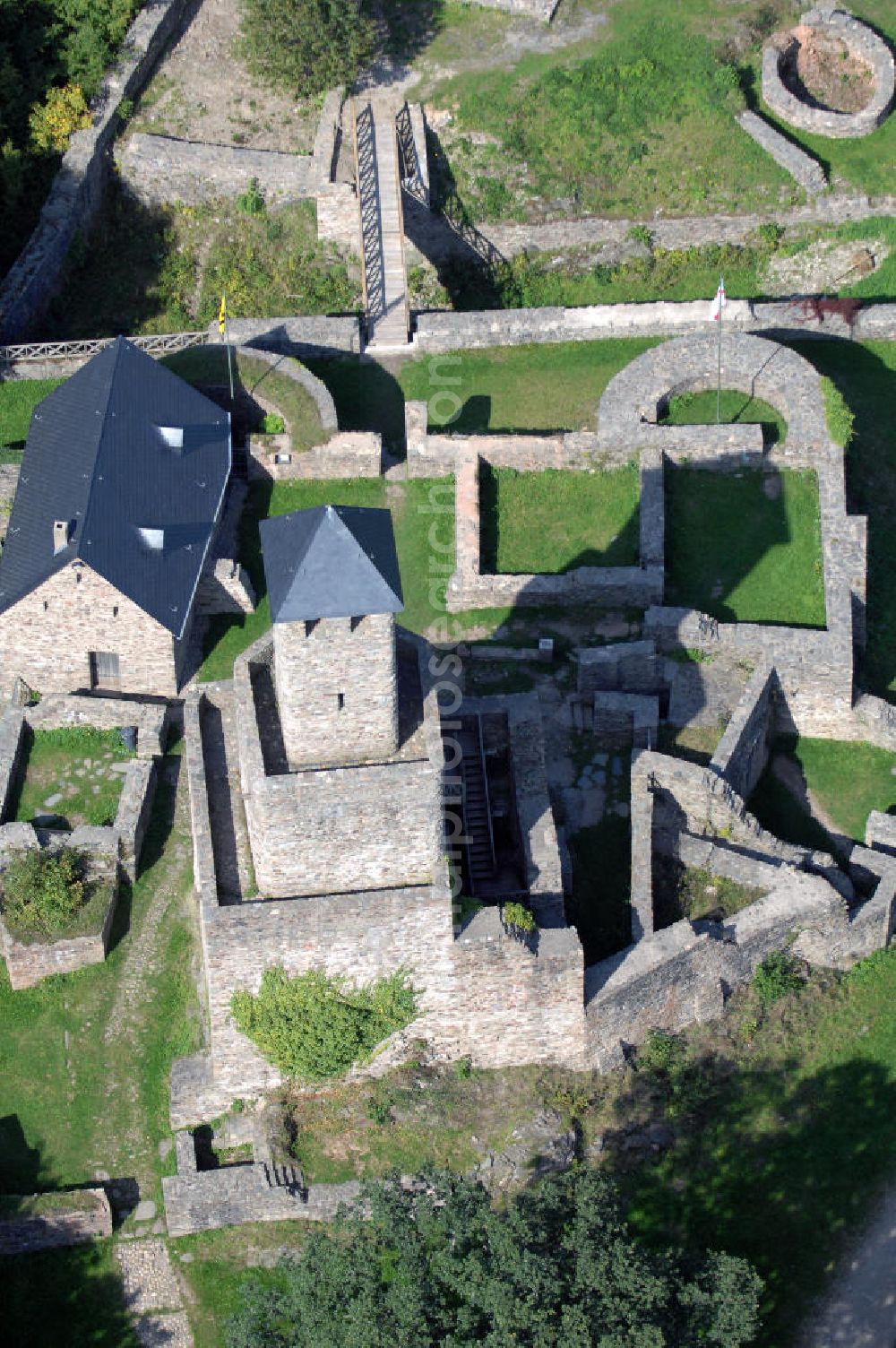 GRIMBURG from above - Blick auf die Burg Grimburg. Die Burg Grimburg, auch einfach Grimburg genannt, liegt bei der Ortsgemeinde Grimburg in der Verbandsgemeinde Hermeskeil im Landkreis Trier-Saarburg in Rheinland-Pfalz. Es gilt als sicher dass die Burg schon vor 1190 errichtet worden ist, denn sie wurde während der kriegerischen Auseinan dersetzungen um die Besetzung des Trierer Bischofsstuhles – Trierer Schisma 1183-1190 – zerstört und nach der Ernennung des kaiserlichen Kanzlers Johann zum Trierer Erzbischof (1190-1212) wieder aufgebaut. Kontakt: Burg- und Hexenmuseum, Hauptstraße 16, 54413 Grimburg; Postanschrift: Förderverein Burg Grimburg, 1. Vorsitzender Dittmar Lauer, Wiesplätzchen 9, 54427 Kell am See, Tel. +49 (0)6589 611, +49 (0)170/5880921, Fax +49 (0)6589 1552