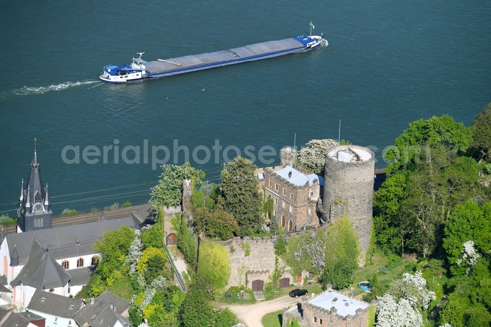 Aerial photograph Niederheimbach - Castle of the fortress Heimburg (Hohneck) on Rheinstrasse in Niederheimbach in the state Rhineland-Palatinate, Germany