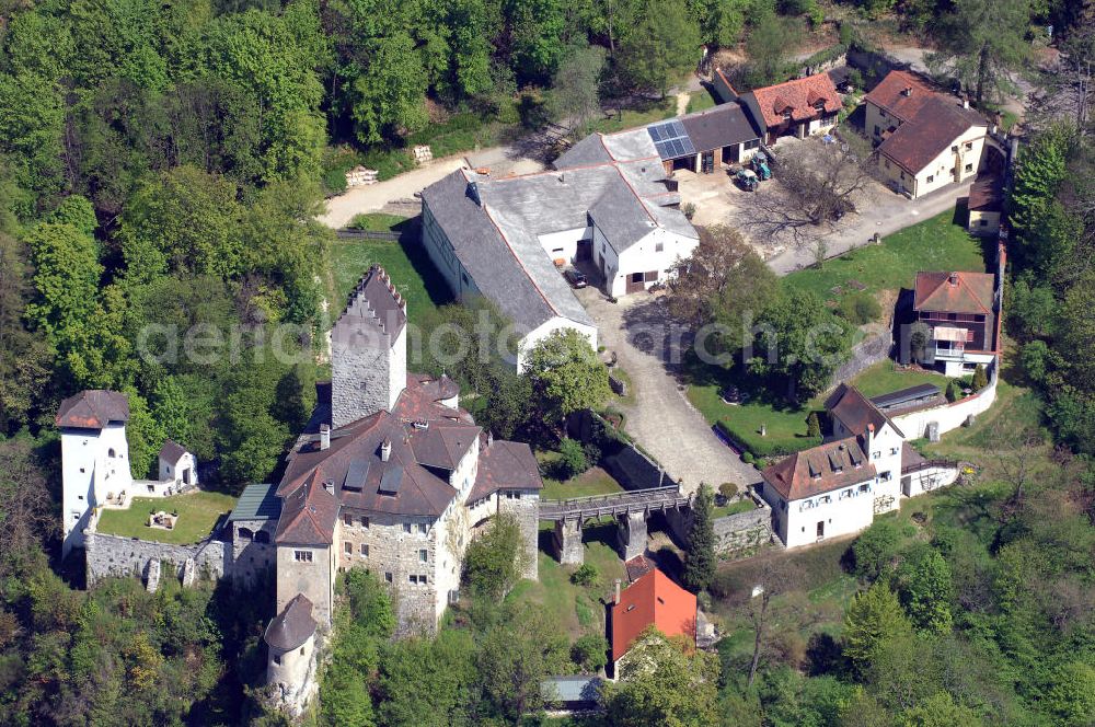 Aerial photograph Kipfenberg - Blick auf die Burg und deren Holzbrücke Kipfenberg. Die Burg befindet sich auf einem steilen Felsen über Kipfenberg und entstand im 12. Jahrhundert. Da sie in Privatbesitz ist kann sie nicht besichtigt werden. Kontakt: Rathaus Kipfenberg, Marktplatz 2, 85110 Kipfenberg, Tel. +49(0)8465 9410 40, Fax +49(0)8465 9410 43, Email: tourist-info@kipfenberg.de