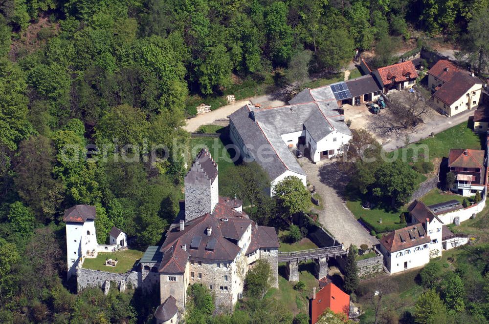 Kipfenberg from above - Blick auf die Burg und deren Holzbrücke Kipfenberg. Die Burg befindet sich auf einem steilen Felsen über Kipfenberg und entstand im 12. Jahrhundert. Da sie in Privatbesitz ist kann sie nicht besichtigt werden. Kontakt: Rathaus Kipfenberg, Marktplatz 2, 85110 Kipfenberg, Tel. +49(0)8465 9410 40, Fax +49(0)8465 9410 43, Email: tourist-info@kipfenberg.de