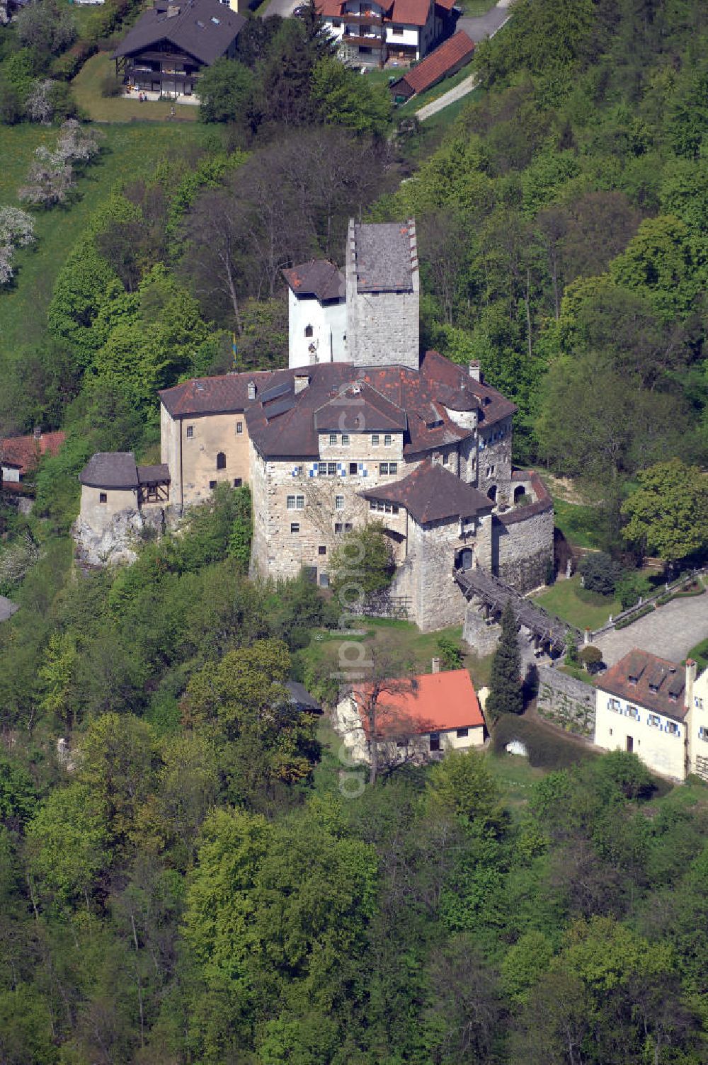 Aerial image Kipfenberg - Blick auf die Burg und deren Holzbrücke Kipfenberg. Die Burg befindet sich auf einem steilen Felsen über Kipfenberg und entstand im 12. Jahrhundert. Da sie in Privatbesitz ist kann sie nicht besichtigt werden. Kontakt: Rathaus Kipfenberg, Marktplatz 2, 85110 Kipfenberg, Tel. +49(0)8465 9410 40, Fax +49(0)8465 9410 43, Email: tourist-info@kipfenberg.de