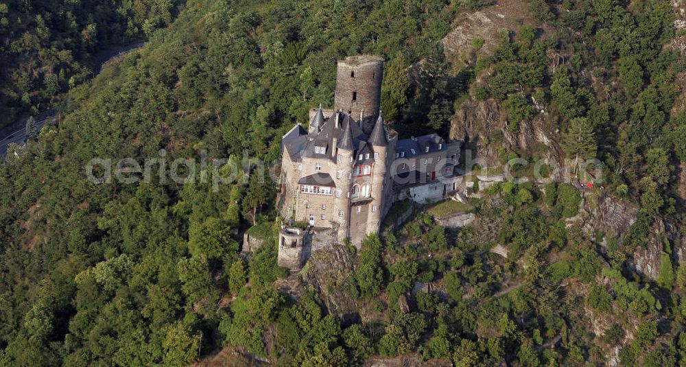 Aerial photograph Sankt Goarshausen - Die Burg Katz, eigentlich Burg Neukatzenelnbogen, am rechten Ufer des Rheins. Die Hangburg wurde im 14. Jahrhundert erbaut ist Teil des UNESCO-Welterbes Oberes Mittelrheintal. Die Burg ist heute im Privatbesitz und ein Hotel. The Castle Katz on the right bank of the Rhine River. The hillside castle was built in the 14th Century and is part of the UNESCO World Heritage Upper Middle Rhine Valley. The castle is now Wolfgang Gerberely owned and a hotel.