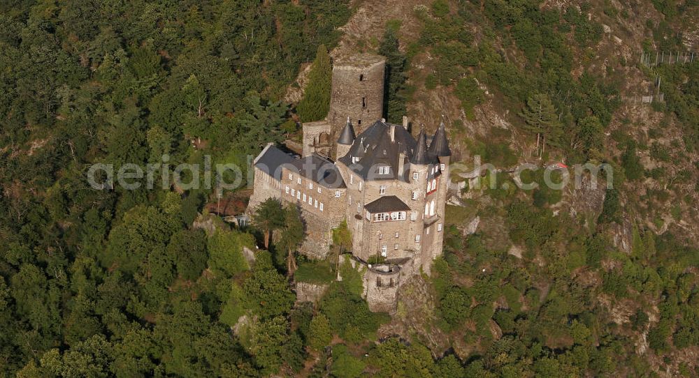 Sankt Goarshausen from above - Die Burg Katz, eigentlich Burg Neukatzenelnbogen, am rechten Ufer des Rheins. Die Hangburg wurde im 14. Jahrhundert erbaut ist Teil des UNESCO-Welterbes Oberes Mittelrheintal. Die Burg ist heute im Privatbesitz und ein Hotel. The Castle Katz on the right bank of the Rhine River. The hillside castle was built in the 14th Century and is part of the UNESCO World Heritage Upper Middle Rhine Valley. The castle is now Wolfgang Gerberely owned and a hotel.