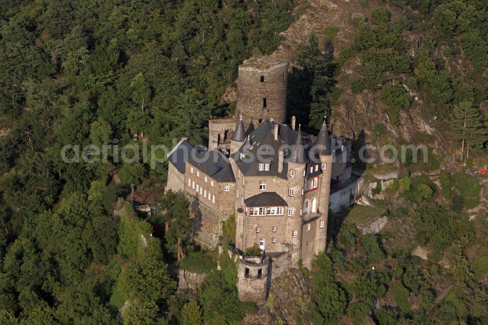 Sankt Goarshausen from the bird's eye view: Die Burg Katz, eigentlich Burg Neukatzenelnbogen, am rechten Ufer des Rheins. Die Hangburg wurde im 14. Jahrhundert erbaut ist Teil des UNESCO-Welterbes Oberes Mittelrheintal. Die Burg ist heute im Privatbesitz und ein Hotel. The Castle Katz on the right bank of the Rhine River. The hillside castle was built in the 14th Century and is part of the UNESCO World Heritage Upper Middle Rhine Valley. The castle is now Wolfgang Gerberely owned and a hotel.