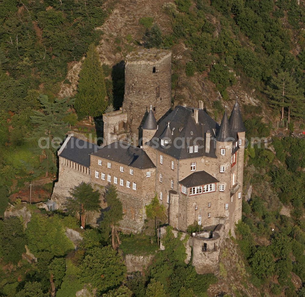 Aerial photograph Sankt Goarshausen - Die Burg Katz, eigentlich Burg Neukatzenelnbogen, am rechten Ufer des Rheins. Die Hangburg wurde im 14. Jahrhundert erbaut ist Teil des UNESCO-Welterbes Oberes Mittelrheintal. Die Burg ist heute im Privatbesitz und ein Hotel. The Castle Katz on the right bank of the Rhine River. The hillside castle was built in the 14th Century and is part of the UNESCO World Heritage Upper Middle Rhine Valley. The castle is now Wolfgang Gerberely owned and a hotel.